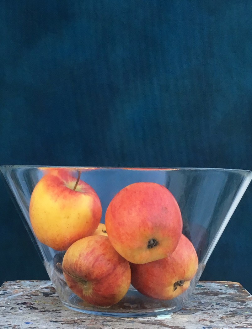 Turkost draperi äpplen nära